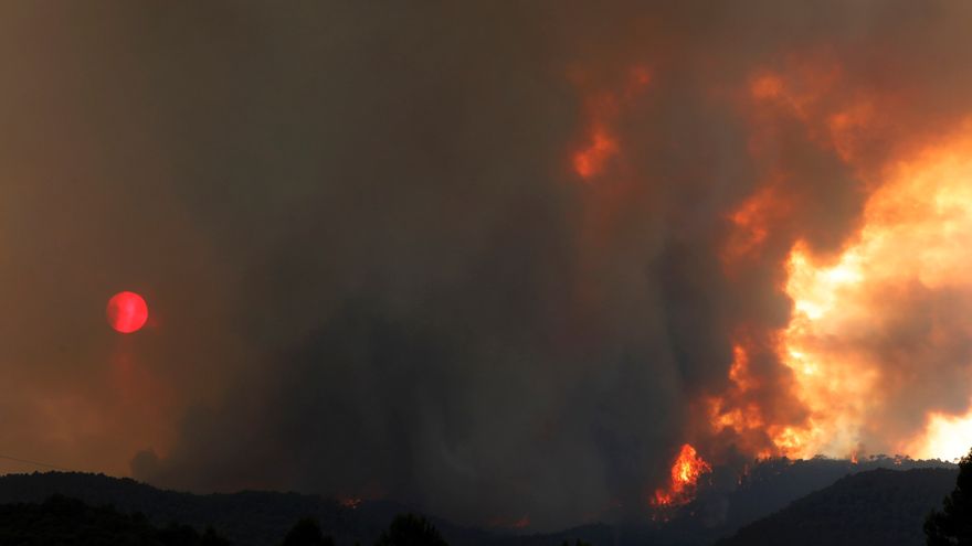 Bomberos y UME luchan contra un gran incendio forestal en Tarragona y Barcelona