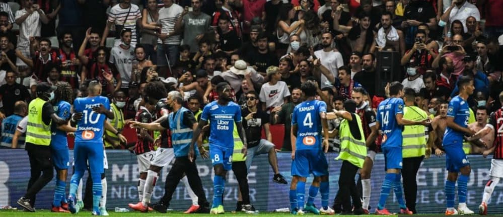 Escándalo en Francia: ultras del Niza saltan al campo y agreden a jugadores del Olympique de Marsella