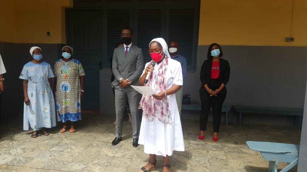 Nguema Obiang Mangue dona un autobús al colegio Santa Teresita de Malabo para las tareas de investigación en el campo