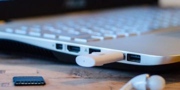 Cómo limpiar los puertos USB de tu ordenador o móvil sin dañarlos