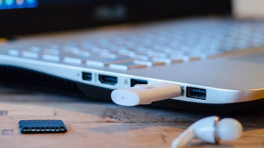 Cómo limpiar los puertos USB de tu ordenador o móvil sin dañarlos