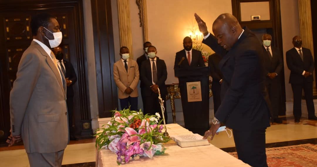 Obiang Nguema Mbasogo preside el acto de jura de cargos del personal del consejo de la república.