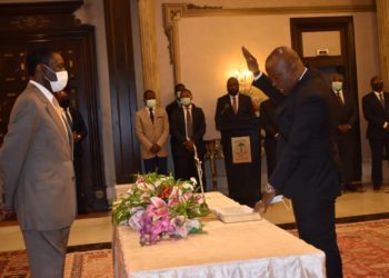 Obiang Nguema Mbasogo preside el acto de jura de cargos del personal del consejo de la república.
