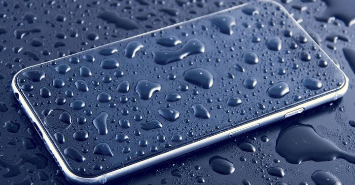 ¿Se te ha mojado el móvil? Los mejores trucos y soluciones