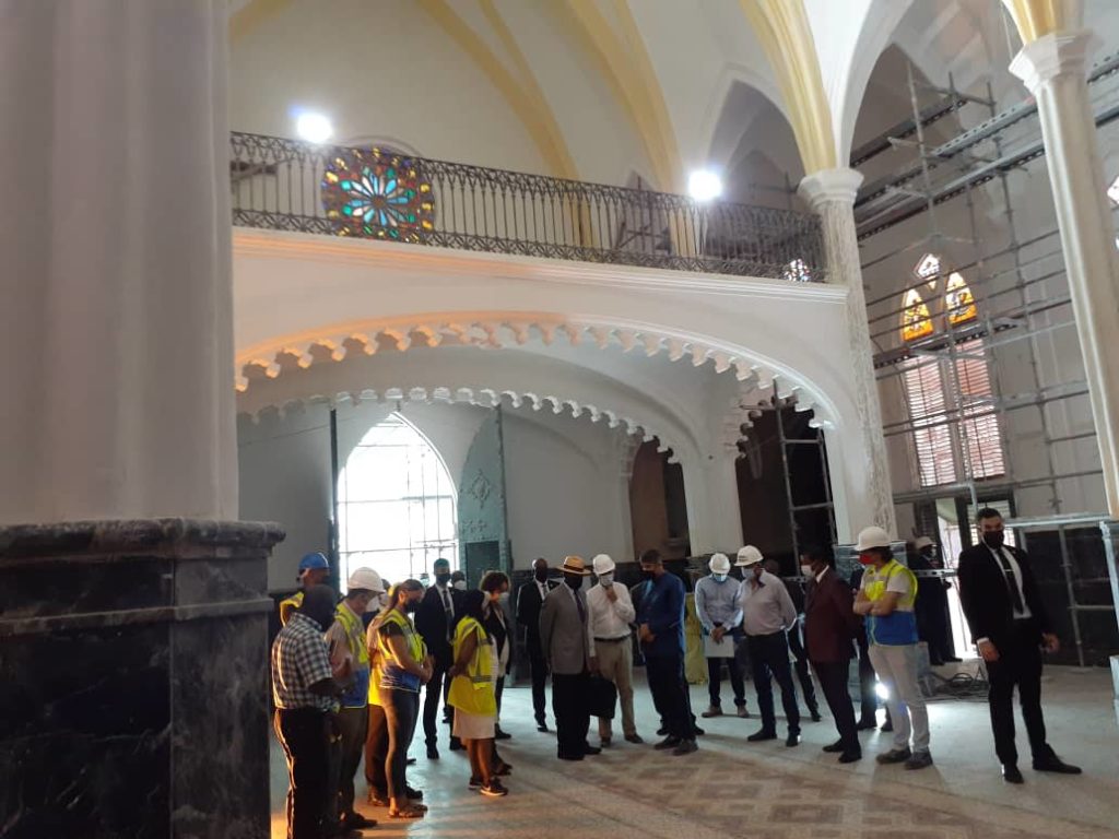 El Jefe de Estado visita las obras de rehabilitación de la catedral de Malabo