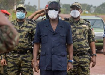 Nguema Obiang Mangue continúa su visita por los campamentos militares de la Región Continental