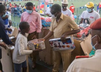 Nguema Obiang Mangué continúa con su campaña de reparto de juguetes en Bata