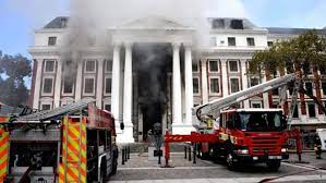 Acusan de terrorismo al sospechoso del incendio en el Parlamento de Sudáfrica