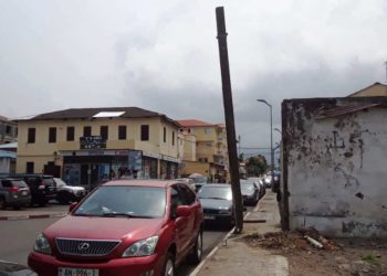 PELIGRO: Alerta sobre un poste a punto de caer en la calle Rey Bonkoro de Malabo