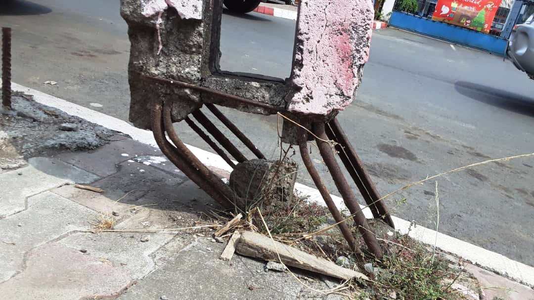 PELIGRO: Alerta sobre un poste a punto de caer en la calle Rey Bonkoro de Malabo