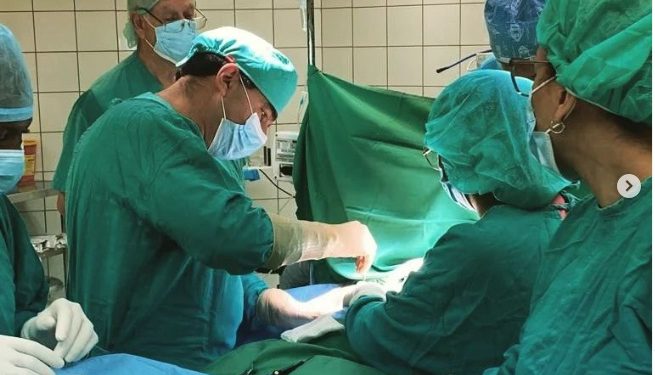 El equipo de cirujanos del Centro durante la operación/ Foto, Instagram del Centro Oyala