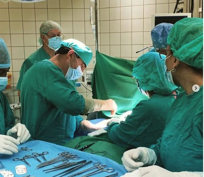 El equipo de cirujanos del Centro durante la operación/ Foto, Instagram del Centro Oyala