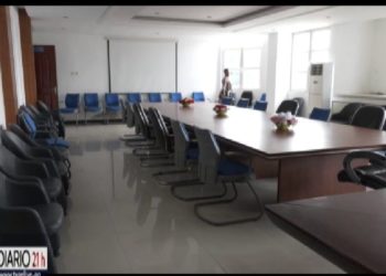 Sala de reuniones del departamento de recursos hídricos y pesca vacía ayer