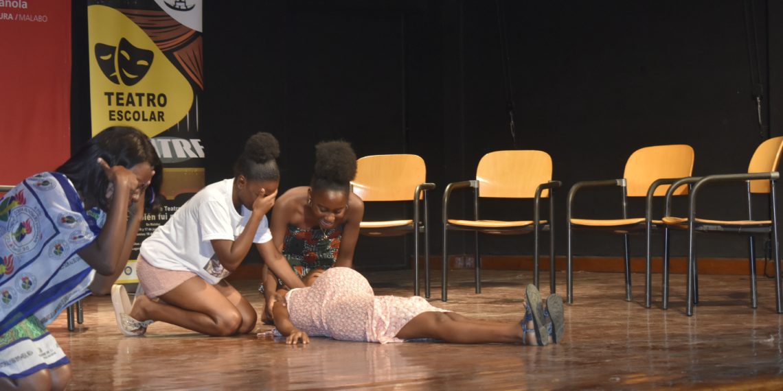 estudiantes del colegio EPIR en larepresentación teatral del FETES 2022