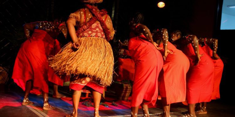 Mujeres Ndowe bailando Ivanga/ Fotografía de Gloyer Matala Evita
