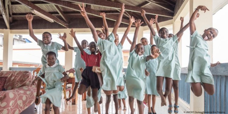 Estudiantes contentos/ fotografía tomada  tomada por Ana Palacios para UNICEF Guinea Ecuatorial