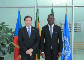 A la izquierda Alex Wetzig Abdale, ministro de  Relaciones Exteriores de Chile y Crisantos Obama Ondo, embajador de Guinea Ecuatorial en Etiopía y ante la Unión Africana /foto: Embajada de Guinea Ecuatorial en Etiopía
