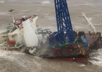 Una foto proporcionada y publicada por el gobierno de Hong Kong el 2 de julio de 2022 muestra el barco después que se partió en dos por un tifón/AFP