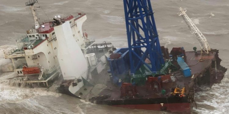 Una foto proporcionada y publicada por el gobierno de Hong Kong el 2 de julio de 2022 muestra el barco después que se partió en dos por un tifón/AFP