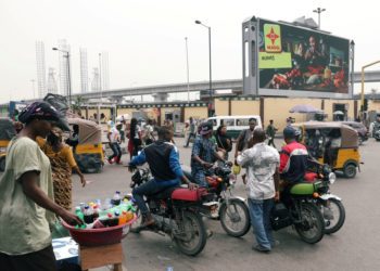La gente se mueve en una calle de Lagos, Nigeria 15 de febrero de 2019. REUTERS/Temilade Adelaja