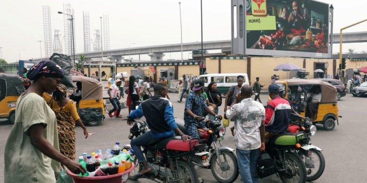 La gente se mueve en una calle de Lagos, Nigeria 15 de febrero de 2019. REUTERS/Temilade Adelaja