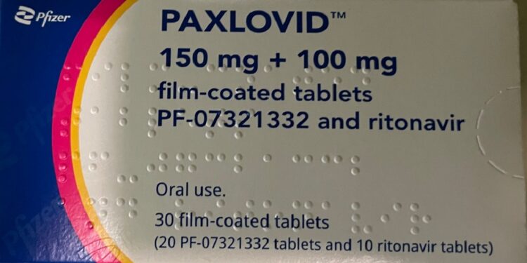 Caja del medicamento Paxlovid.