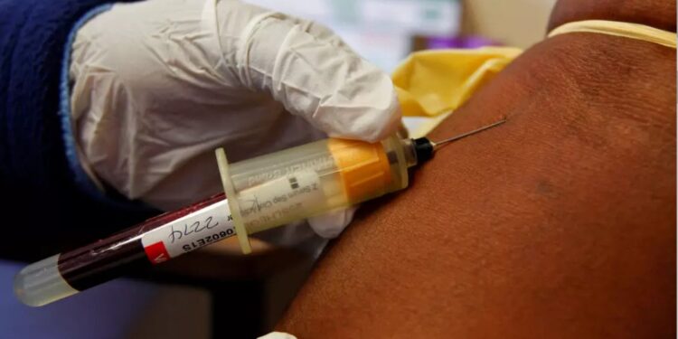 Un trabajador sanitario, sin ser visto, extrae sangre para su análisis en el Guguleth/Foto: África News