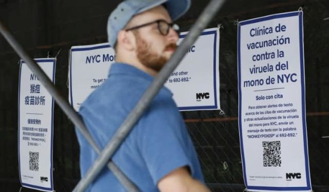 Información sobre la viruela del mono en un puesto de vacunación en Nueva York el 17 de julio de 2022/Foto:AFP