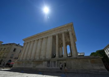 El sol luce sobre el templo romano La Maison Carrée de Nimes, en el sur de Francia, el 1 de agosto de 2022/ Foto: AFP