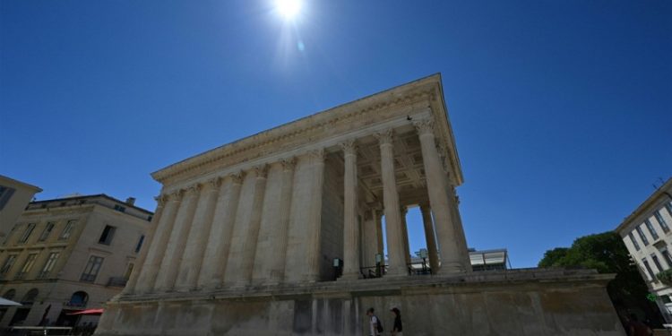 El sol luce sobre el templo romano La Maison Carrée de Nimes, en el sur de Francia, el 1 de agosto de 2022/ Foto: AFP