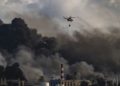 Un helicóptero lanza agua sobre un masivo incendio en un depósito de combustible provocado por un rayo en Matanzas, Cuba, el 8 de agosto de 2022.