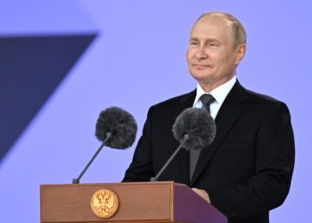 Vladimir Putin sonríe durante el discurso de inauguración de un foro militar el 15 de agosto de 2022 en Kubinka, a las afueras de Moscú/AFP