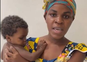 Madre pidiendo apoyo para costear los gastos de su hija en un hospital de Dubai