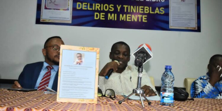 En el centro, Octavio Anselmo Ondo Nguema Ada, durante la presentación de su primera novela.