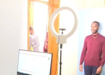 Un estudiande, durante la renovación de su pasapor en la embajada de Guinea Ecuatorial en Beijing/Foto: Clarencio Ndong