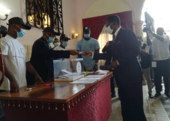 Teodoro Obiang Nguema Mbasogo ejerciendo su derecho al voto en las elecciones generales del 20 de Noviembre 2022.
