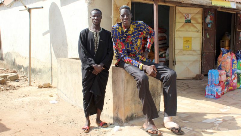 Awuche ahora vive con su hermano mayor (izquierda) en Gambaga.