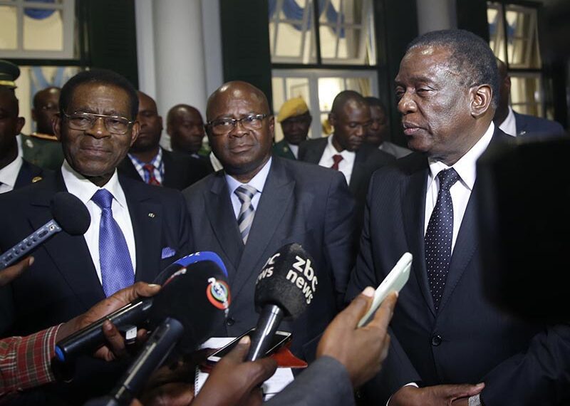 A la izquierda, el presidente Obiang Nguema Mbasogo y su homólogo zimbabuense, Emmerson Mnangagwa, durante una visita oficial del presidente ecuatoguineano a Zimbabue en mayo de 2018./foto: New Zimbabue