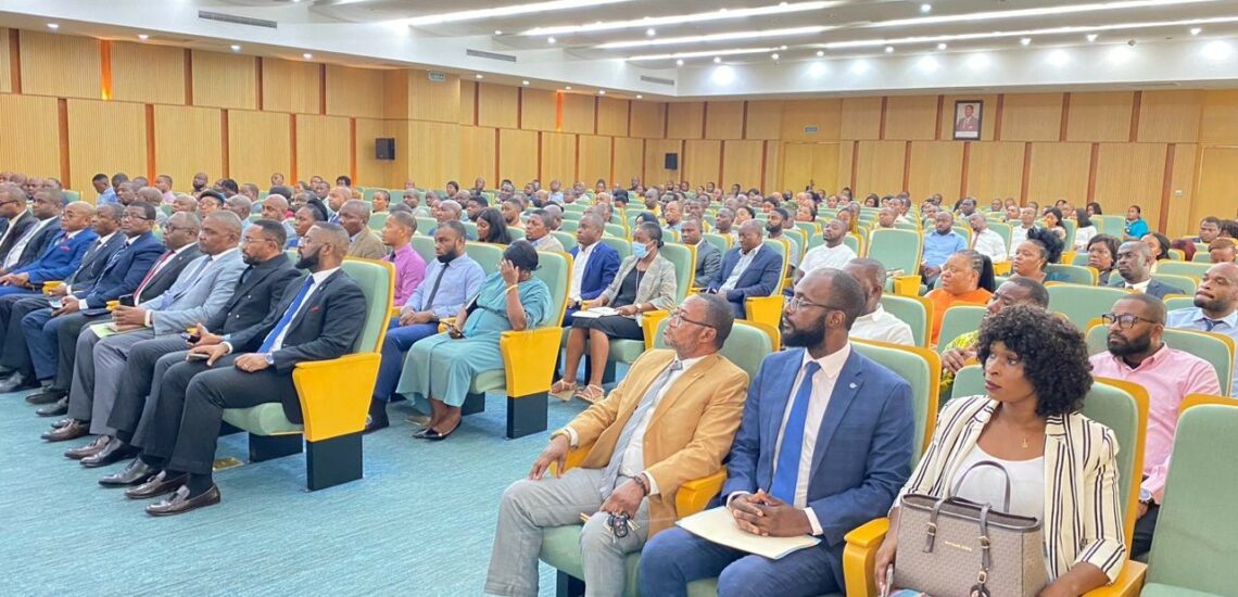 Santiago Mba Eneme Nsuga entrega el sillón de viceministro de Minas a