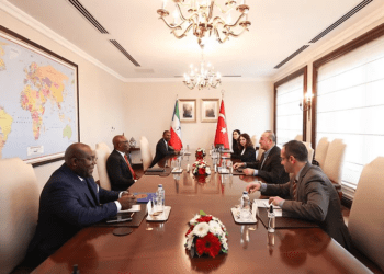 Reunión entre el ministro de AA.EE de Guinea Ecuatorial, el ministro de AA.EE de Turquía, acompañado de su equipo de trabajo y el embajador de G.E en Turquía