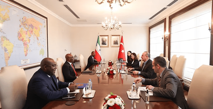 Reunión entre el ministro de AA.EE de Guinea Ecuatorial, el ministro de AA.EE de Turquía, acompañado de su equipo de trabajo y el embajador de G.E en Turquía