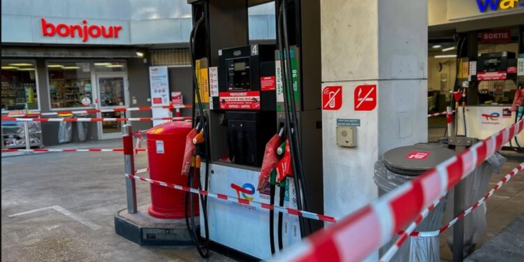 Gasolinera clausurada en París por la huelga de las refinerías. | Alamy