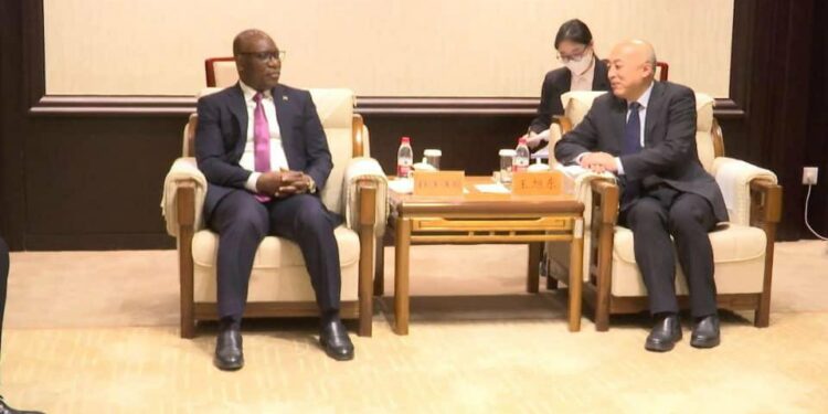 Simeón Oyono Esono Angue con el Viceministro de Cultura y Turismo chino, Du Jiang