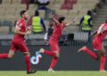 Saúl Coco, en el centro de la imagen, corre tras sus compañeros para celebrar el gol de Esteban Orozco, que supuso la victoria de Guinea Ecuatorial. | | THAIER AL SUDANI/REUTERS