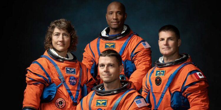 Los astronautas Christina Koch (izquierda), Reid Wiseman (abajo), Victor Glover (arriba) y Jeremy Hansen (derecha).
Fotógrafo: Josh Valcarcel