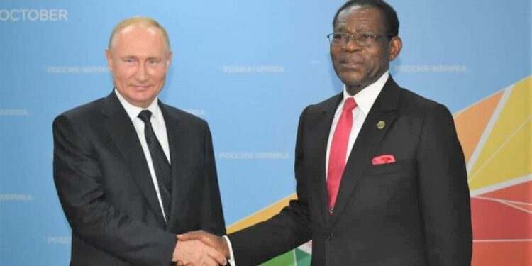 Encuentro entre Obiang y Putin en el primer foro Rusia- África. Imagen: prensa PDGE