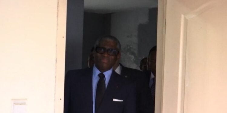 Teodoro Nguema Obiang Mangue verificando el estado de una vivienda social el 15 de junio 2023.
