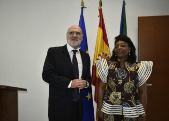 Alfonso Barnuevo, embajador de España en Guinea Ecuatorial y Mari Cruz Evuna, secretaria de Estado encargada de Organismos Internacionales.