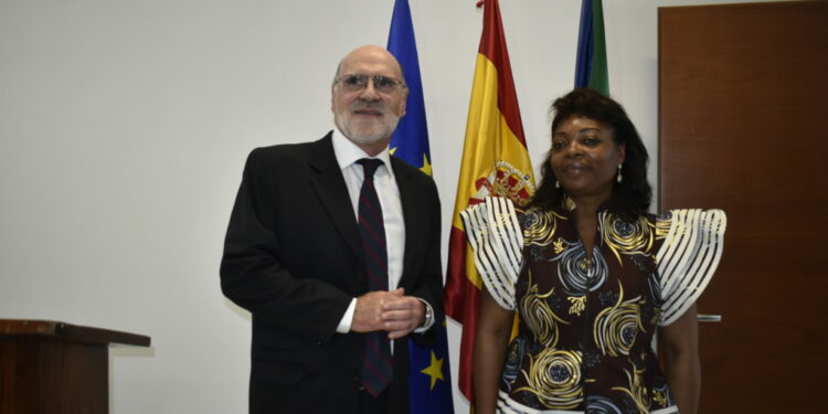Alfonso Barnuevo, embajador de España en Guinea Ecuatorial y Mari Cruz Evuna, secretaria de Estado encargada de Organismos Internacionales.