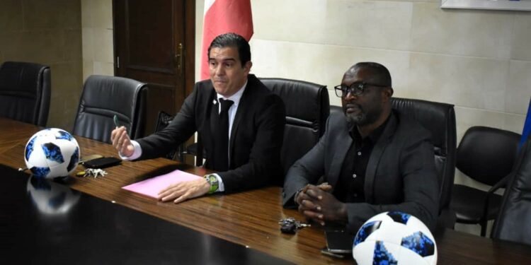 A la izquierda, Carlos Borras, director General de Competiciones y a la derecha el adjunto de competiciones Inocencio Ncogo